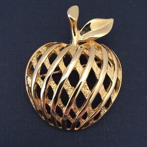 Apple Brooch Pin Gold Tone Woven Basket Weave Texture Vintage Retro EUC